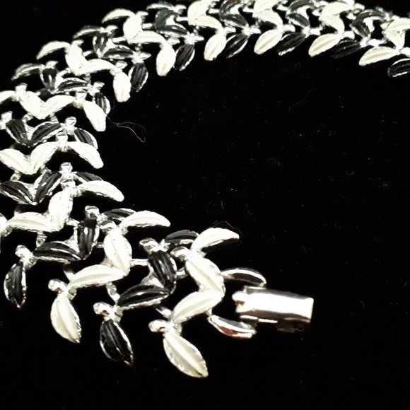 Black and White Vintage 1970's Bracelet - Picture 1 of 8
